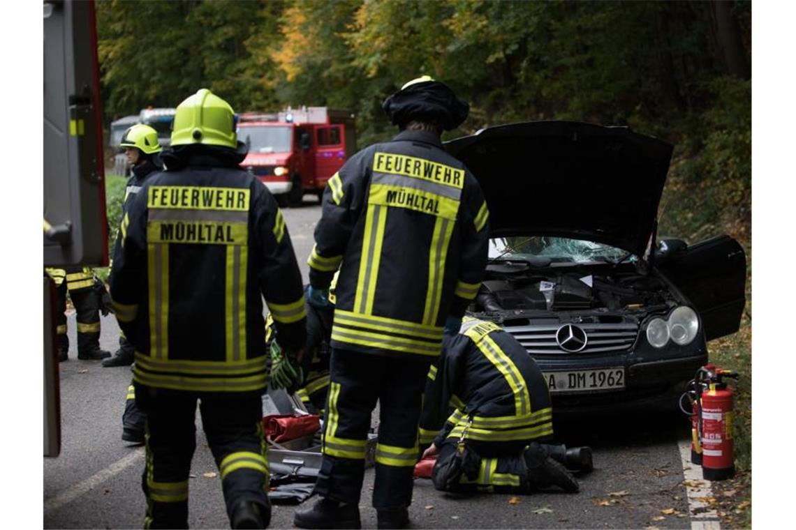 Einsatzkräfte der Feuerwehr bergen ein durch den Sturm beschädigtes Auto auf der Landstraße bei Mühltal in Hessen. Foto: 5vision media/dpa