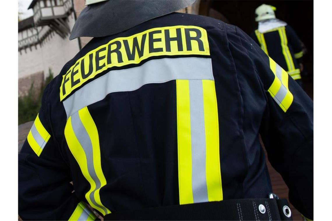 Brand im Schweinestall: Viele Säue und Ferkel verenden Einsatzkräfte der Feuerwehr. Foto: Swen Pförtner/dpa