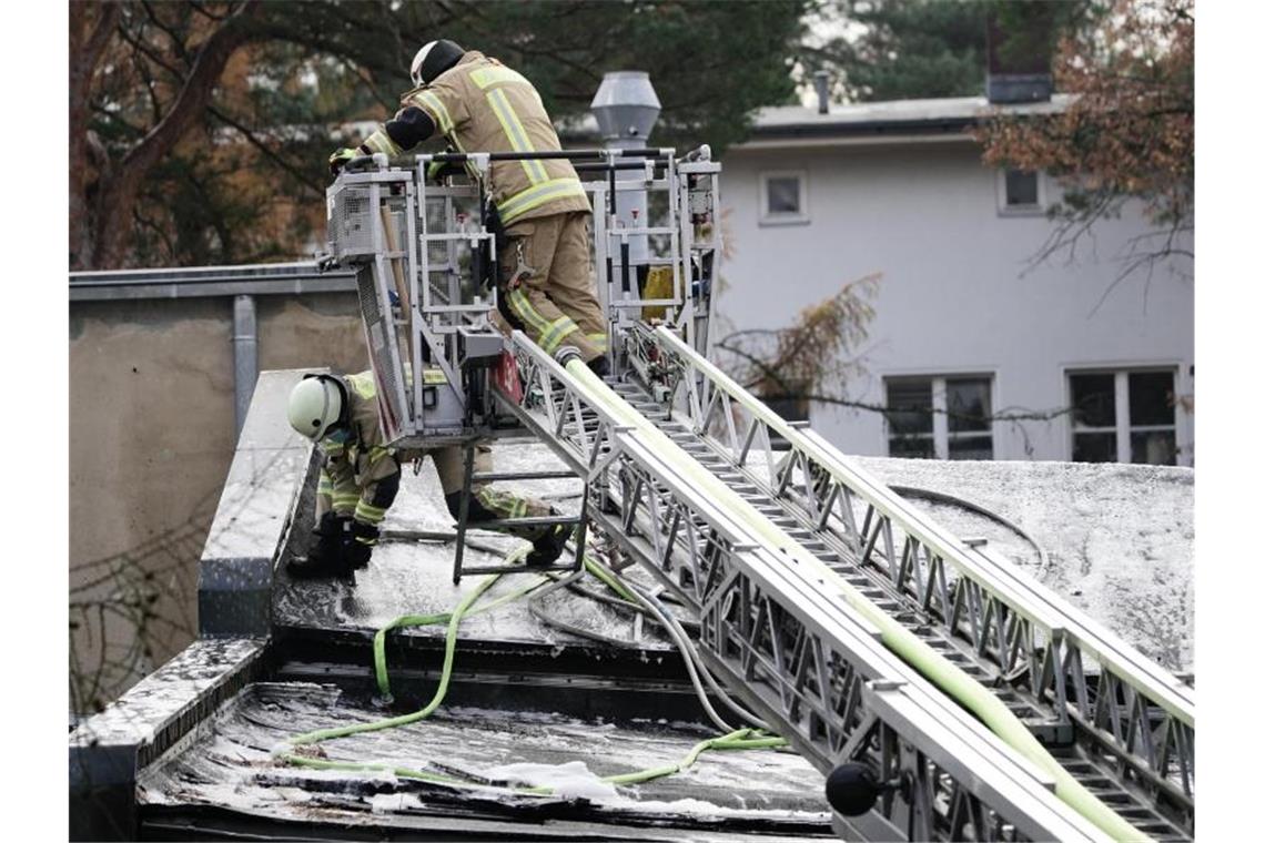 Einsatzkräfte der Feuerwehr im Einsatz gegen den Brand der U-Bahn-Station. Die Feuerwehr musste aufwendig viele Öffnungen für die Löscharbeiten im Dach schaffen. Foto: Michael Kappeler/dpa