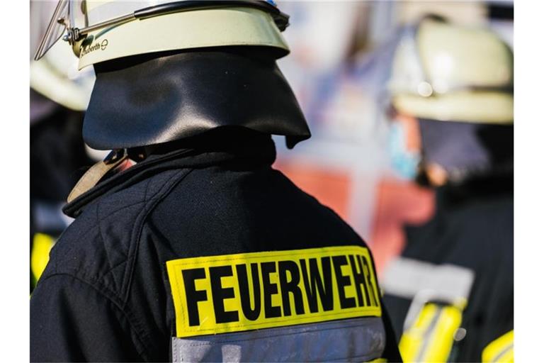 Einsatzkräfte der Feuerwehr in Schutzkleidung. Foto: Philipp von Ditfurth/dpa/Symbolbild