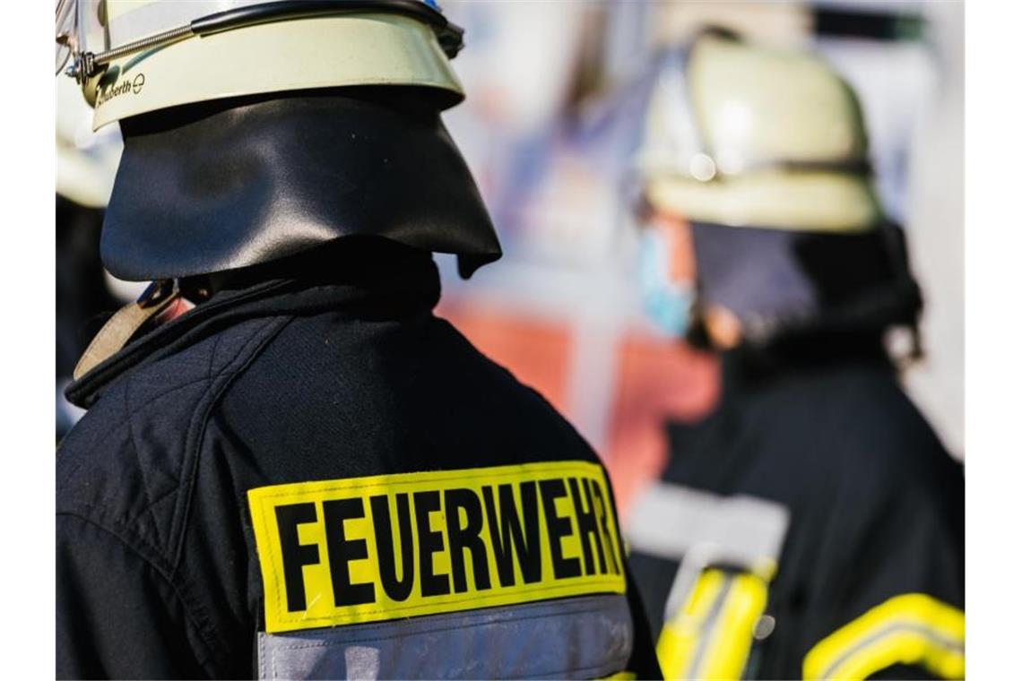 Geruch von Knoblauchpaste: Großeinsatz der Feuerwehr Einsatzkräfte der Feuerwehr in Schutzkleidung. Foto: Philipp von Ditfurth/dpa/Symbolbild