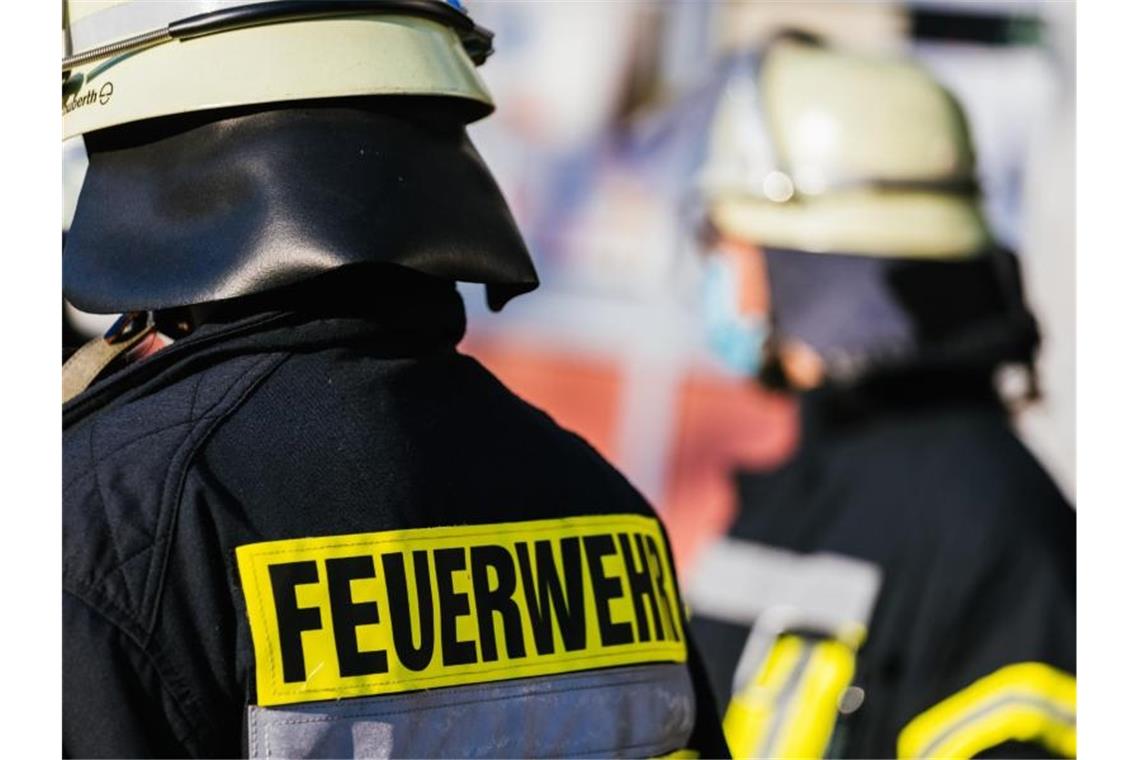 Einsatzkräfte der Feuerwehr in Schutzkleidung. Foto: Philipp von Ditfurth/dpa/Symbolbild