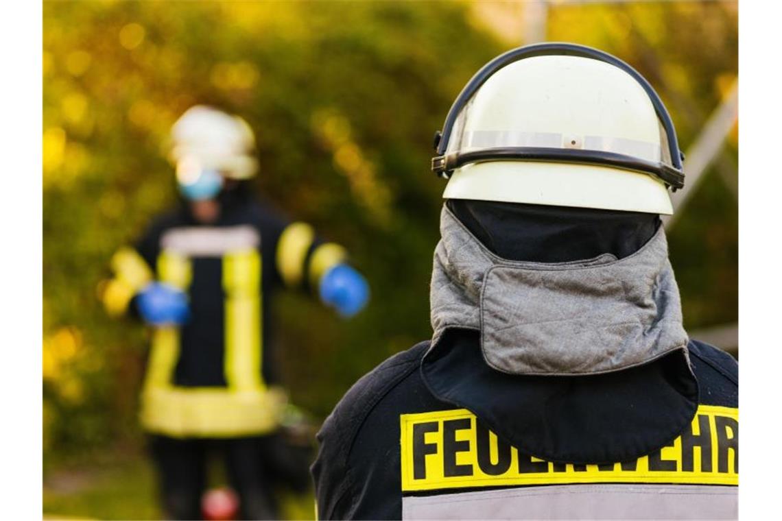 Tödlicher Unfall beim Bäumefällen Einsatzkräfte der Feuerwehr in Schutzkleidung. Foto: Philipp von Ditfurth/dpa/Symbolbild