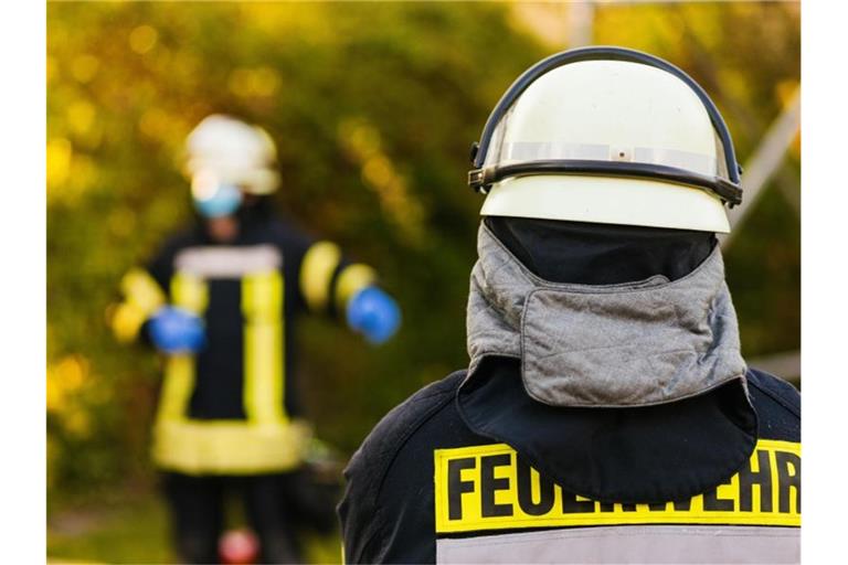 Einsatzkräfte der Feuerwehr in Schutzkleidung. Foto: Philipp von Ditfurth/dpa/Symbolbild