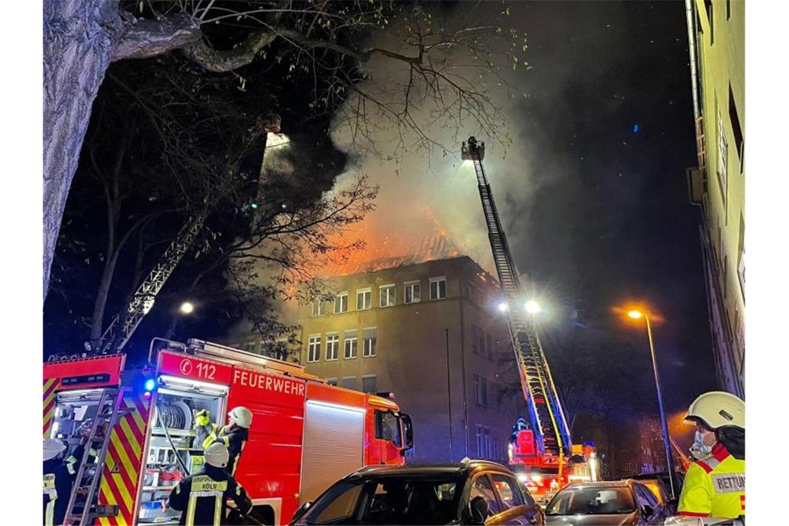 Großbrand in Kölner Schule: Kein Unterricht für die Schüler Einsatzkräfte der Feuerwehr löschen das brennende Schulgebäude. Foto: Steil-TV/dpa