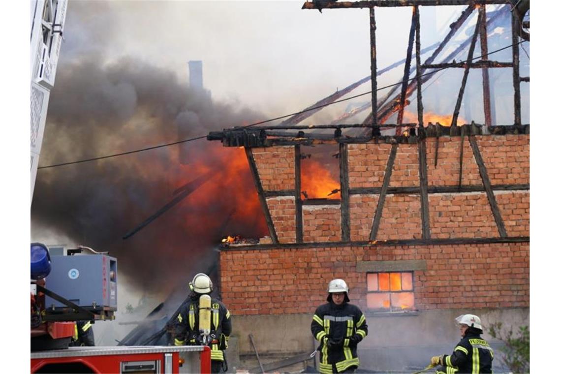 Wohnhaus und Scheune in Vollbrand: Rund 250 000 Euro Schaden Einsatzkräfte der Feuerwehr löschen das Feuer auf dem Hof in der Gemeinde Urbach. Foto: Kohls/SDMG/dpa