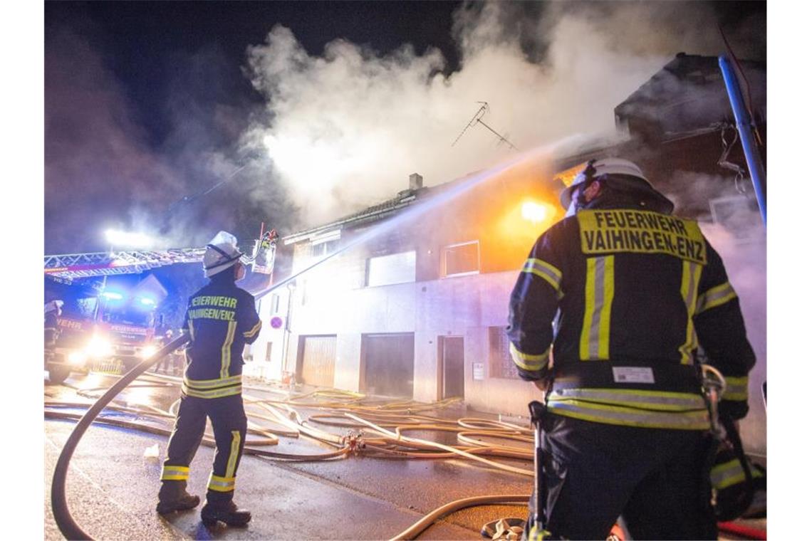 Einsatzkräfte der Feuerwehr löschen das Feuer in einem Dreifamilienhaus. Foto: Simon Adomat/VMD-Images/dpa