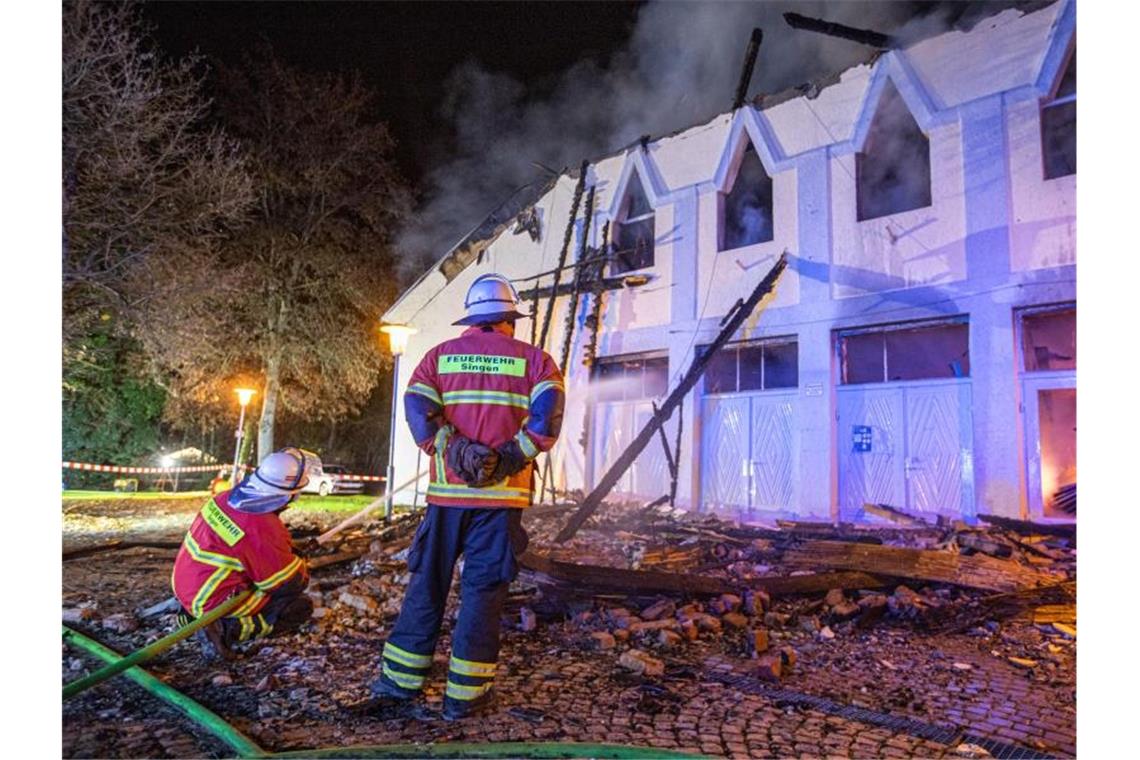 Einsatzkräfte der Feuerwehr löschen den Brand in der denkmalgeschützten Scheffelhalle. Foto: Simon Adomat/VMD-Images/dpa/Archiv