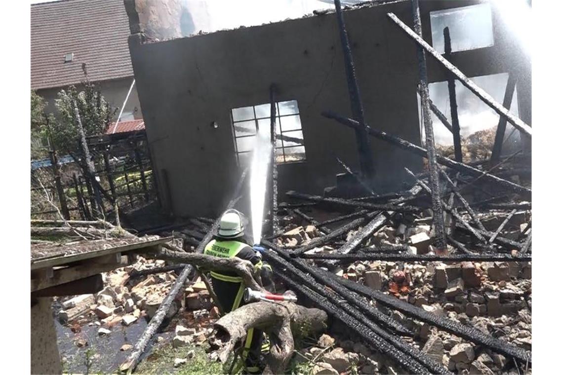 Scheunen in Wohngebiet in Flammen