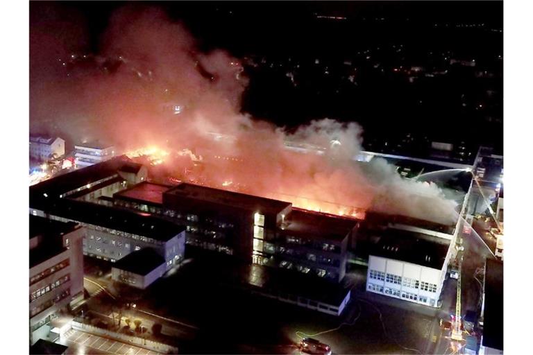 Einsatzkräfte der Feuerwehr löschen den Großbrand auf dem Gelände von Bosch Thermotechnik in Wernau. Foto: Kohls/SDMG/dpa