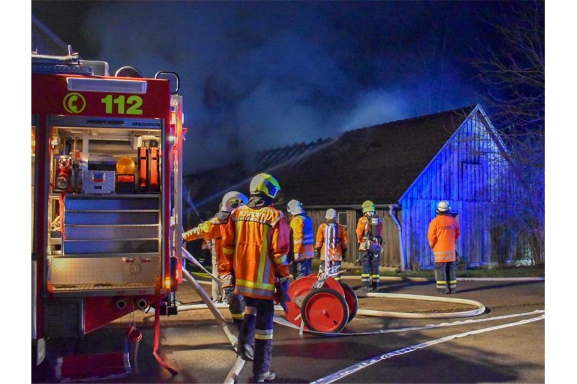 Elf Kälber verenden bei Stallbrand in Wolpertshausen Einsatzkräfte der Feuerwehr löschen eine brennende Scheune im Kreis Schwäbisch Hall. Foto: Ostalb Network/dpa