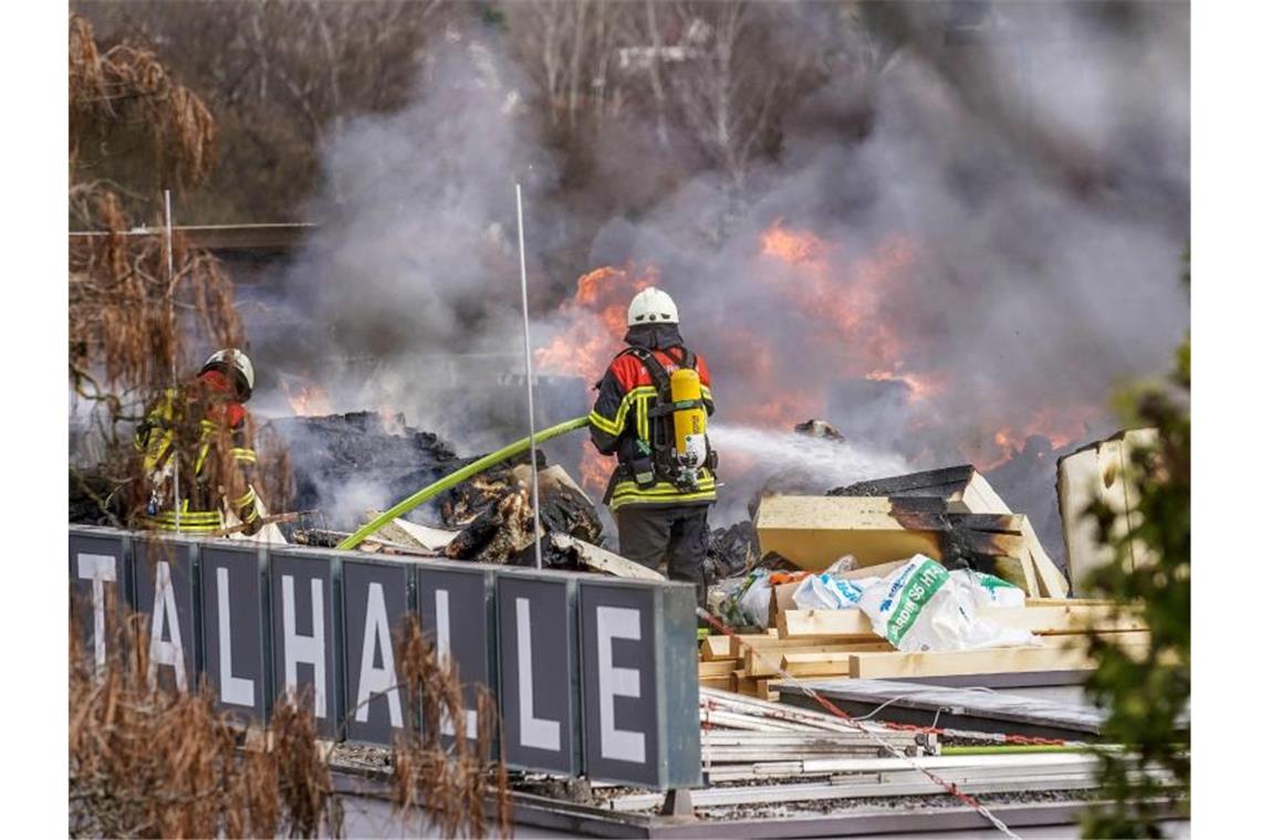 Einsatzkräfte der Feuerwehr löschen einen Brand auf dem Dach des Hallenbades in Korb. Foto: Sven Kohls/SDMG/dpa