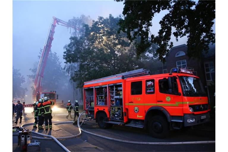 Einsatzkräfte der Feuerwehr löschen einen Brand. Foto: Bodo Marks/dpa/Archivbild