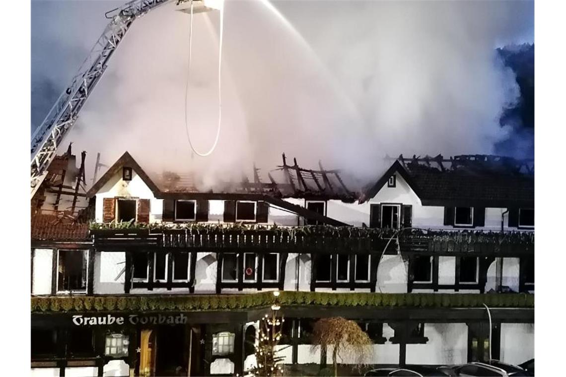 „Schwarzwaldstube“ komplett zerstört Einsatzkräfte der Feuerwehr löschen einen Brand im Restaurants des Hotels „Traube Tonbach“. Foto: Andreas Rosar/dpa