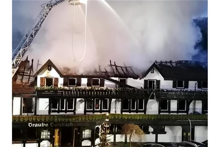 Einsatzkräfte der Feuerwehr löschen einen Brand im Restaurants des Hotels „Traube Tonbach“. Foto: Andreas Rosar/dpa