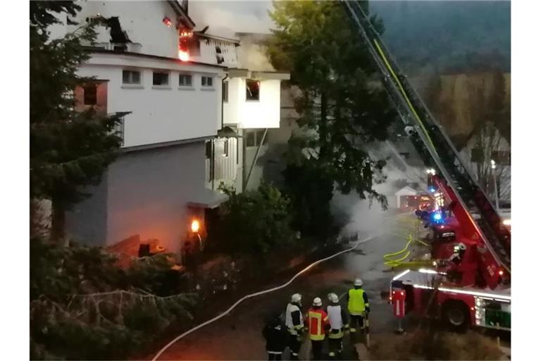 Einsatzkräfte der Feuerwehr löschen einen Brand im Altbau des Restaurants im Hotel „Traube Tonbach“. Foto: Andreas Rosar/dpa