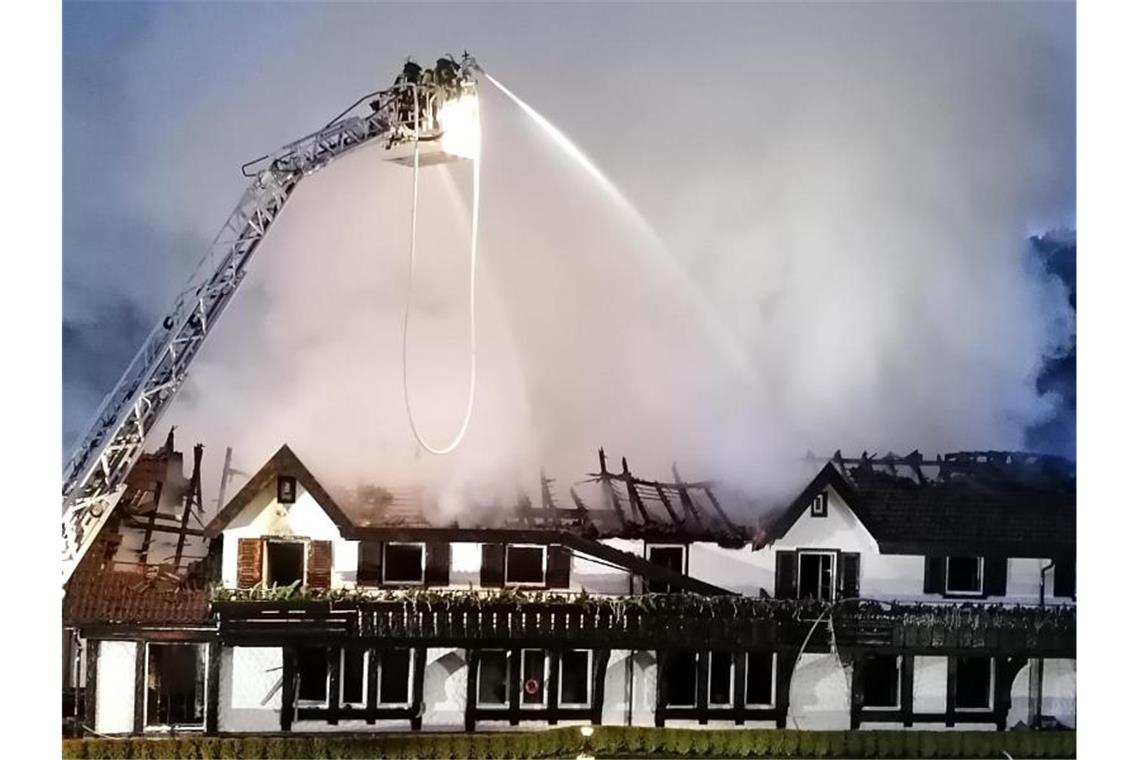 Einsatzkräfte der Feuerwehr löschen einen Brand im Drei-Sterne-Restaurant. Foto: Andreas Rosar/dpa