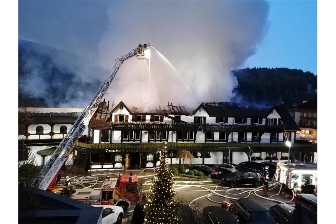 Einsatzkräfte der Feuerwehr löschen einen Brand im Hotel Traube Tonbach. Foto: Andreas Rosar/dpa