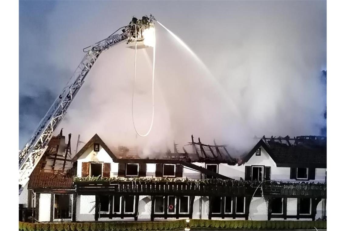 Einsatzkräfte der Feuerwehr löschen einen Brand im Hotel Traube Tonbach. Foto: Andreas Rosar/dpa/Archivbild