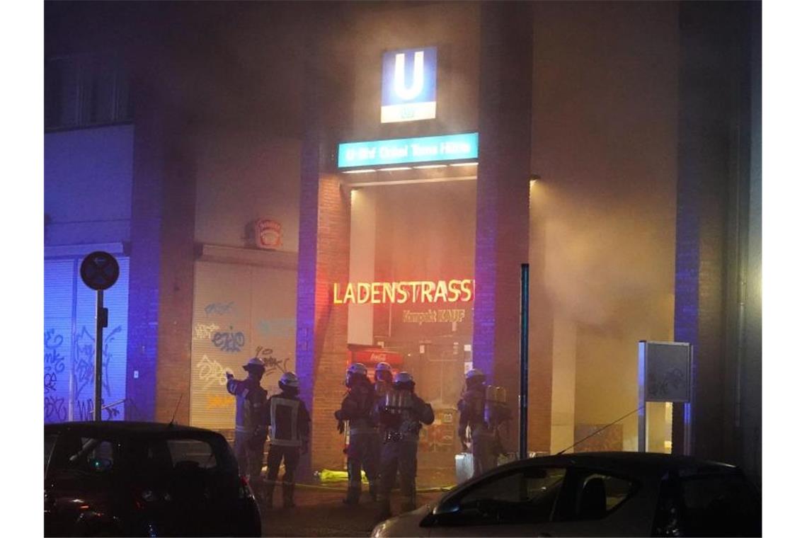 Einsatzkräfte der Feuerwehr löschen einen Brand im U-Bahnhof Onkel Toms Hütte im Berliner Stadtteil Zehlendorf. Foto: Jörg Carstensen/dpa