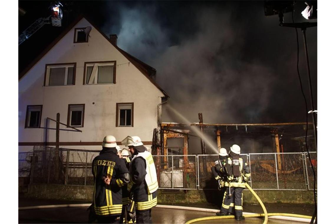 Einsatzkräfte der Feuerwehr löschen einen Brand in Aidlingen. Foto: Dettenmeyer/SDMG/dpa