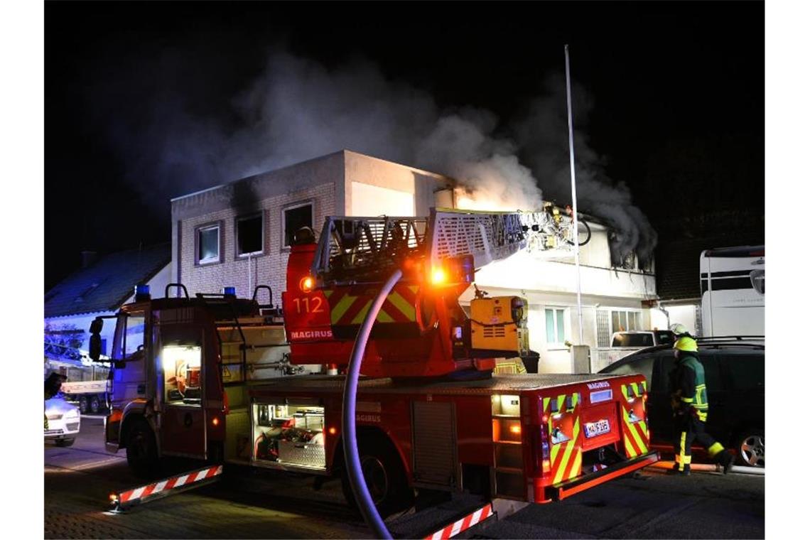 Mannheim: Zwei Verletzte und 250 000 Euro Schaden bei Brand Einsatzkräfte der Feuerwehr löschen einen Brand in einem Mehrfamilienhaus. Foto: R. Priebe/dpa