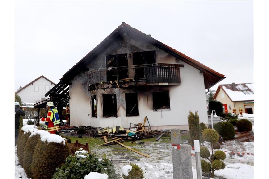 Einsatzkräfte der Feuerwehr löschen einen Brand in einem Wohnhaus. Foto: Andreas Maier/dpa/Aktuell