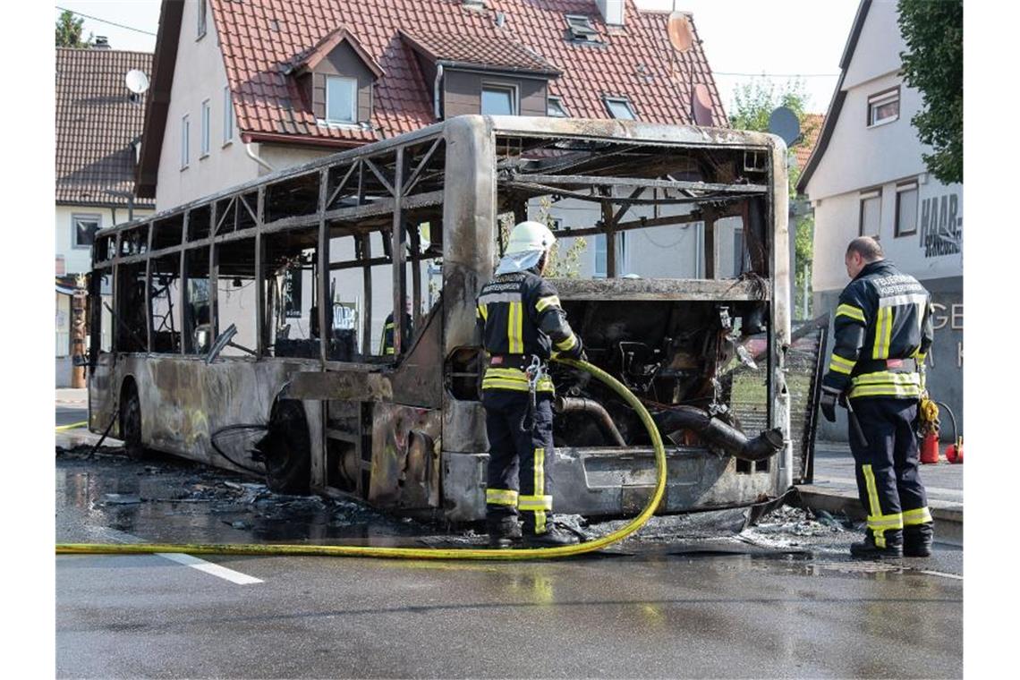 Linienbus in Flammen: Fahrgäste retten sich nach draußen Einsatzkräfte der Feuerwehr löschen einen Brand in einem Bus. Foto: Wolfgang Frank