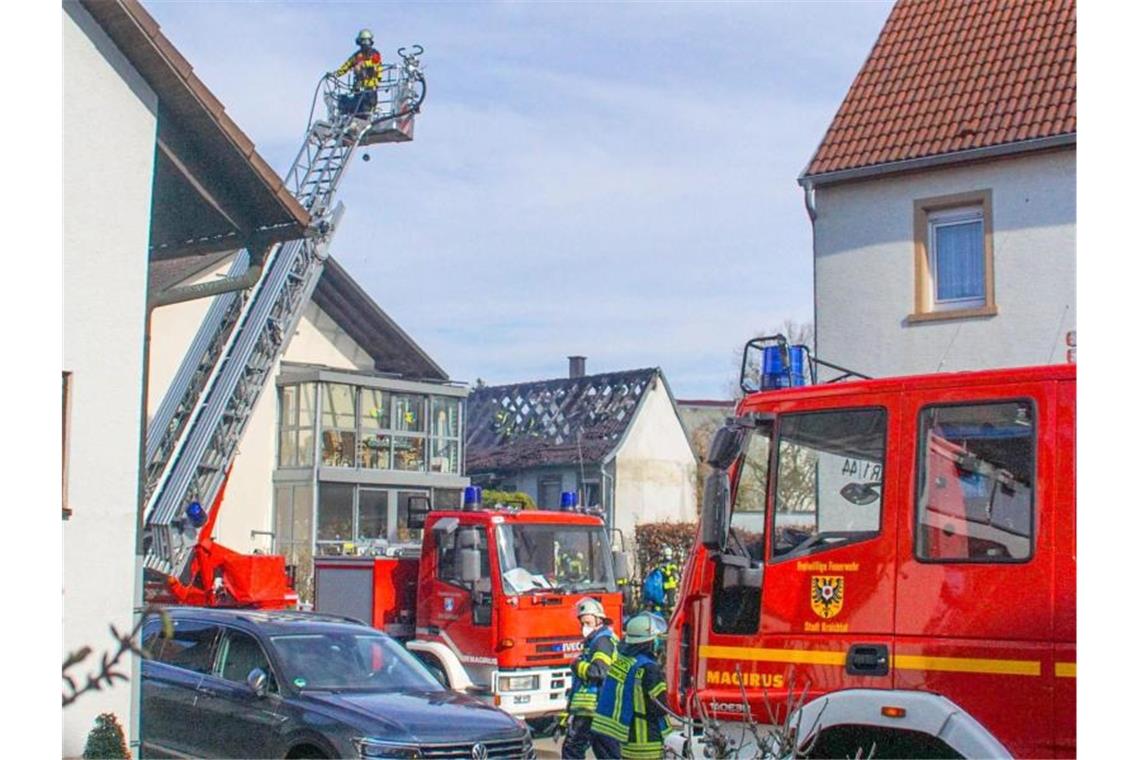 Ermittlungen gehen nach Brand mit vier Toten weiter Einsatzkräfte der Feuerwehr löschen einen Brand in einem Einfamilienhaus im Kreis Karlsruhe. Foto: Einsatz-Report24/dpa