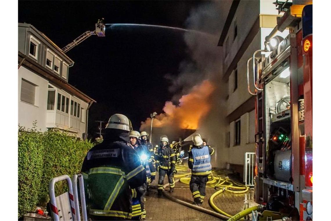 Ursache von Garagenbrand in Sindelfingen noch unklar Einsatzkräfte der Feuerwehr löschen einen Brand in einem Garagen- und Werkstattkomplex in Sindelfingen. Foto: Dettenmeyer/SDMG