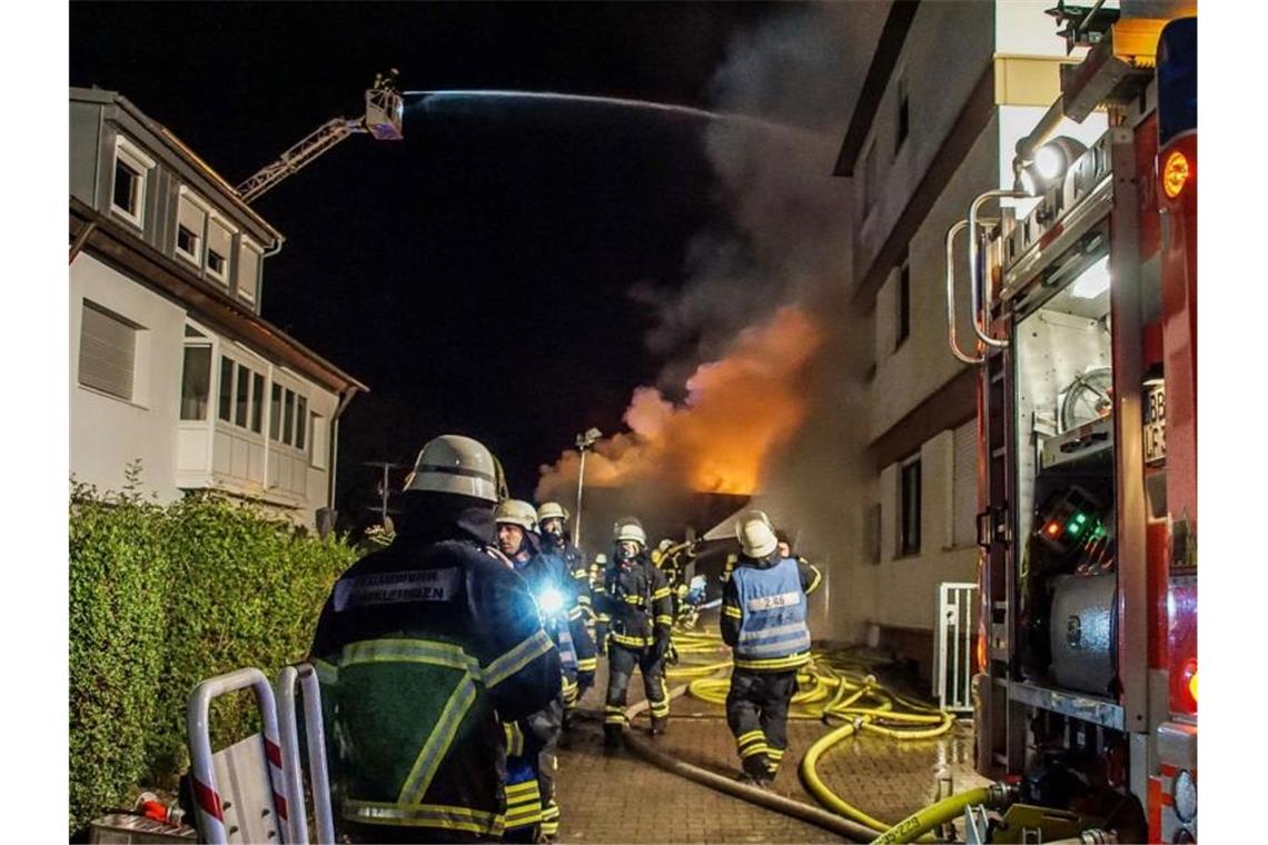 Einsatzkräfte der Feuerwehr löschen einen Brand in einem Garagen- und Werkstattkomplex in Sindelfingen. Foto: Dettenmeyer/SDMG