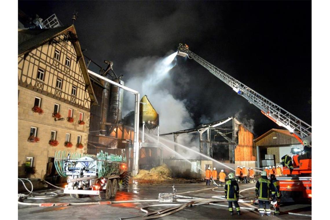 Einsatzkräfte der Feuerwehr löschen einen brennenden Mühlenbetrieb. Foto: Sven Friebe/dpa/Archivbild