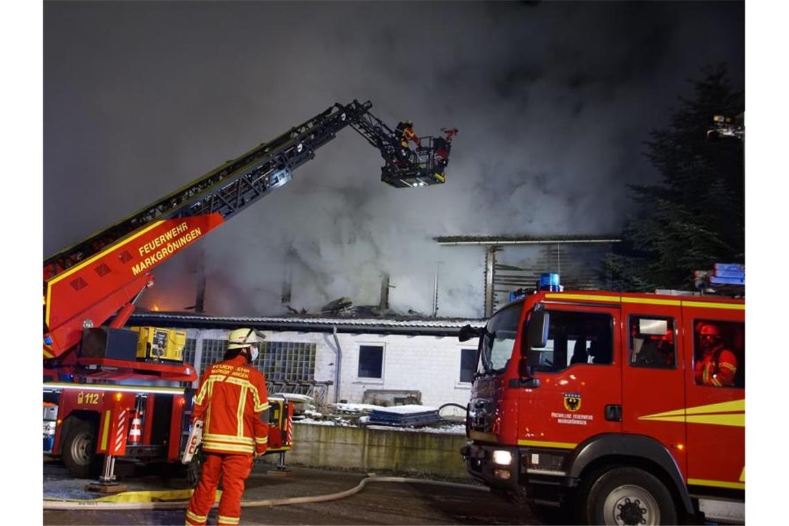 Einsatzkräfte der Feuerwehr löschen einen Scheunenbrand. Foto: Hemmann/SDMG/dpa