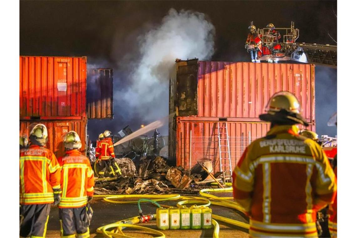 Feuer greift auf Container über: 1 Million Euro Sachschaden