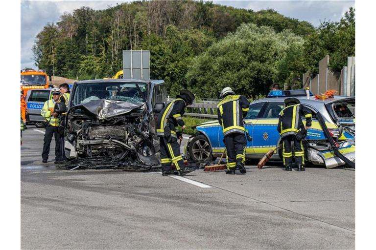 Einsatzkräfte der Feuerwehr sichern eine Unfallstelle auf der Autobahn 8. Foto: Sven Kohls/SDMG