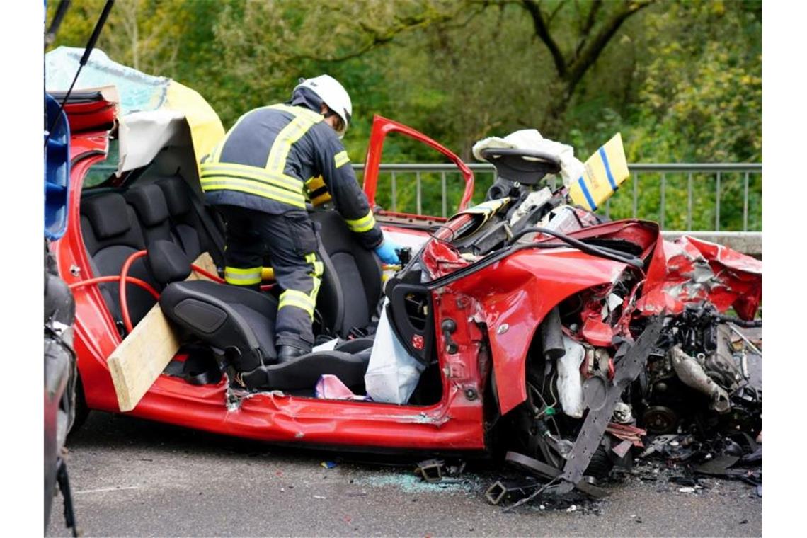 Einsatzkräfte der Feuerwehr sichern eine Unfallstelle auf der Bundesstraße 29. F. Foto: Sven Kohls/SDMG/dpa