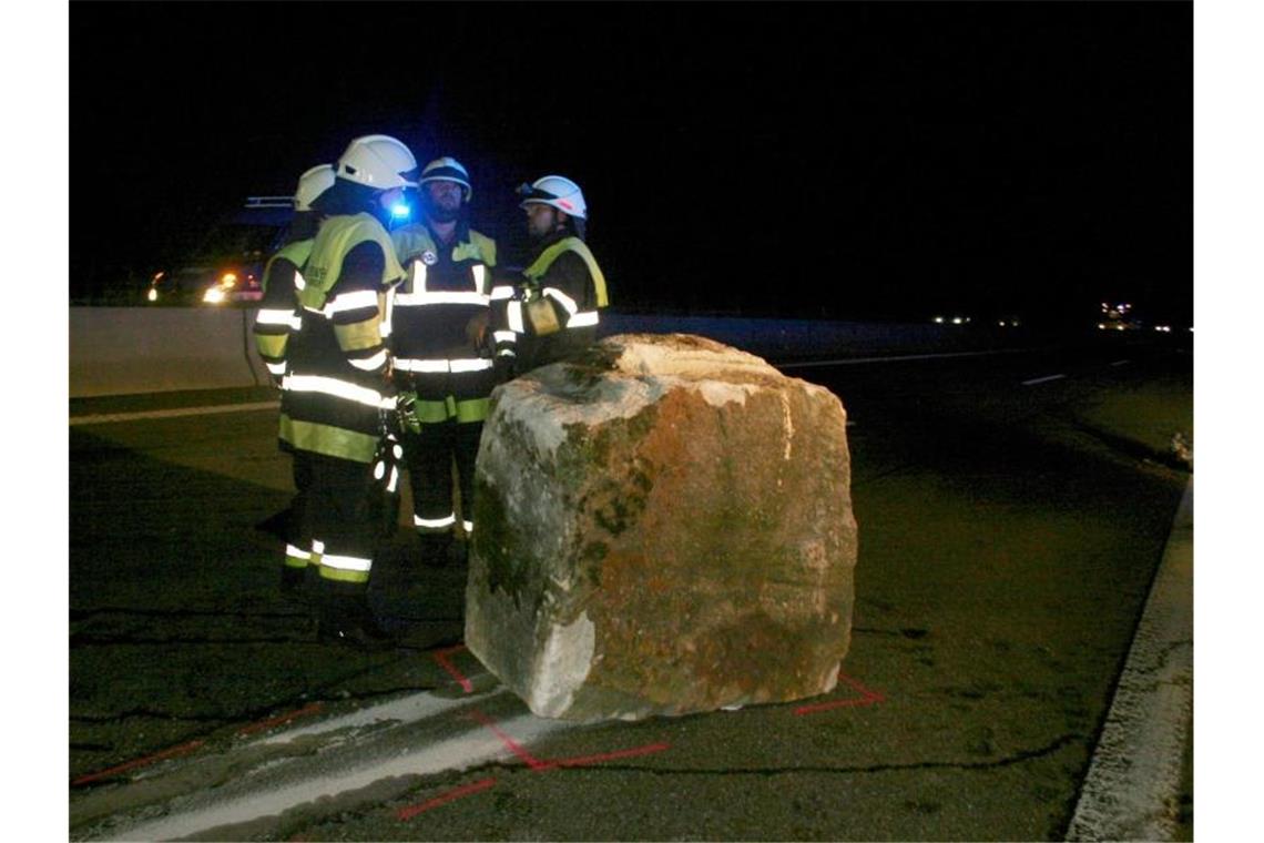 Einsatzkräfte der Feuerwehr sichern eine Unfallstelle auf der Autobahn 81 bei Villingen-Schwenningen. Foto: Wilhelm Bartler/dpa