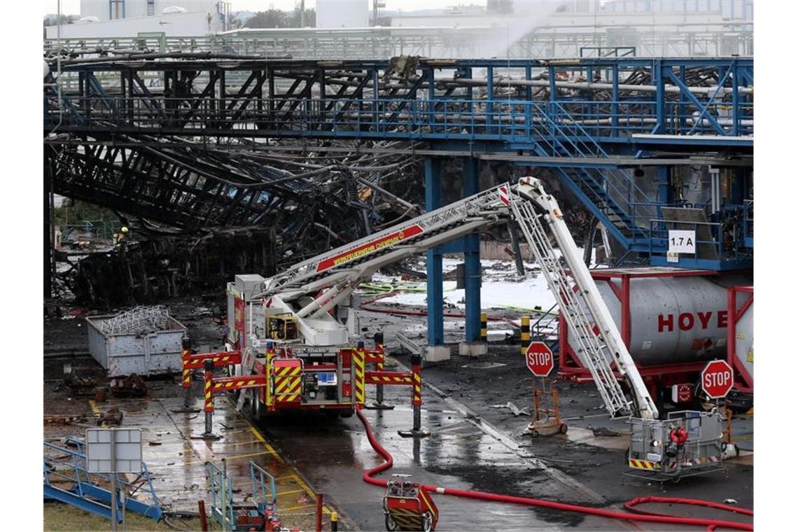Nach Explosion in Leverkusen drei weitere Tote gefunden Einsatzkräfte der Feuerwehr sind mit Löscharbeiten im Chempark beschäftigt. Foto: Chempark/Currenta GmbH