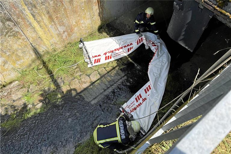 Einsatzkräfte der Feuerwehr stauten den Erbach. Fotos: 7aktuell.de/Kevin Lermer