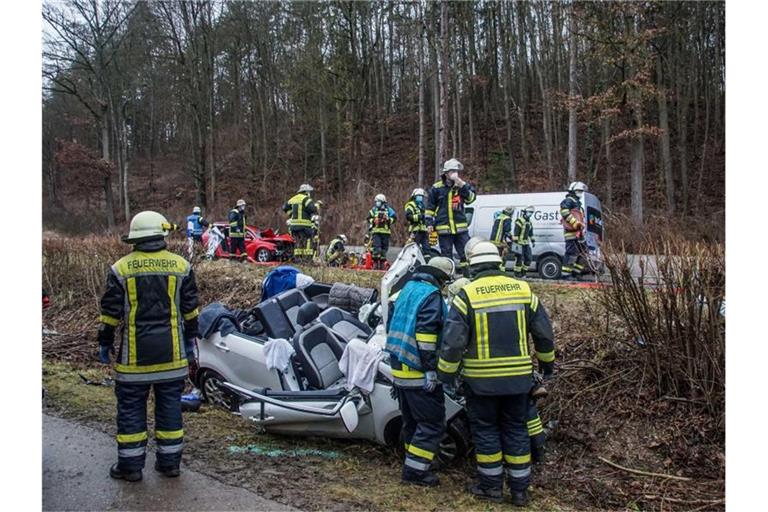 Einsatzkräfte der Feuerwehr stehen an der B295. Foto: Dettenmeyer/SDMG/dpa