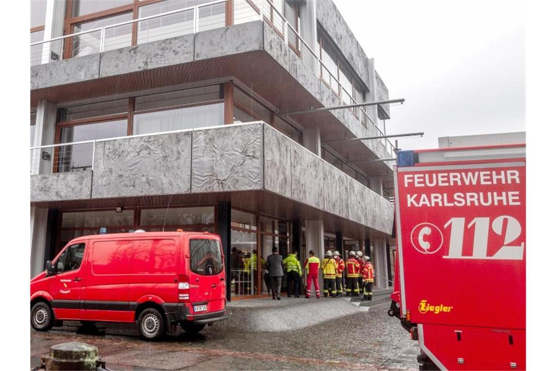 Brief mit Pulver: Einsatz am Bundesverfassungsgericht Einsatzkräfte der Feuerwehr stehen vor dem Bundesverfassungsgericht. Foto: Fabian Geier/dpa