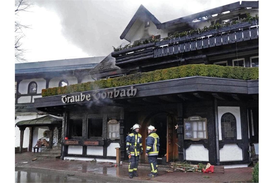 Spitzenkoch: „Als ob mein Wohnzimmer abgebrannt ist.“ Einsatzkräfte der Feuerwehr stehen vor dem Restaurant. Foto: Andreas Rosar/dpa