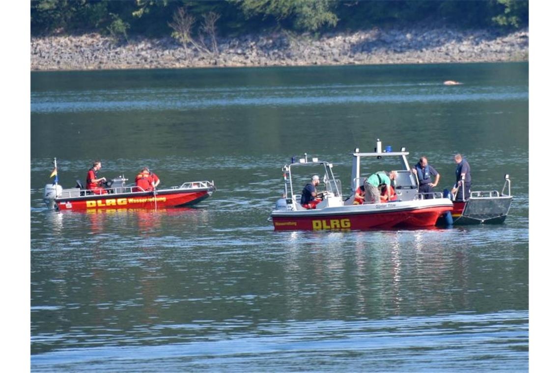 Einsatzkräfte der Feuerwehr und der DLRG suchen im Biggesee nach einem vermissten Mann. Foto: Markus Klümper