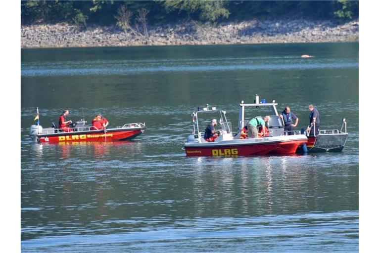 Einsatzkräfte der Feuerwehr und der DLRG suchen im Biggesee nach einem vermissten Mann. Foto: Markus Klümper