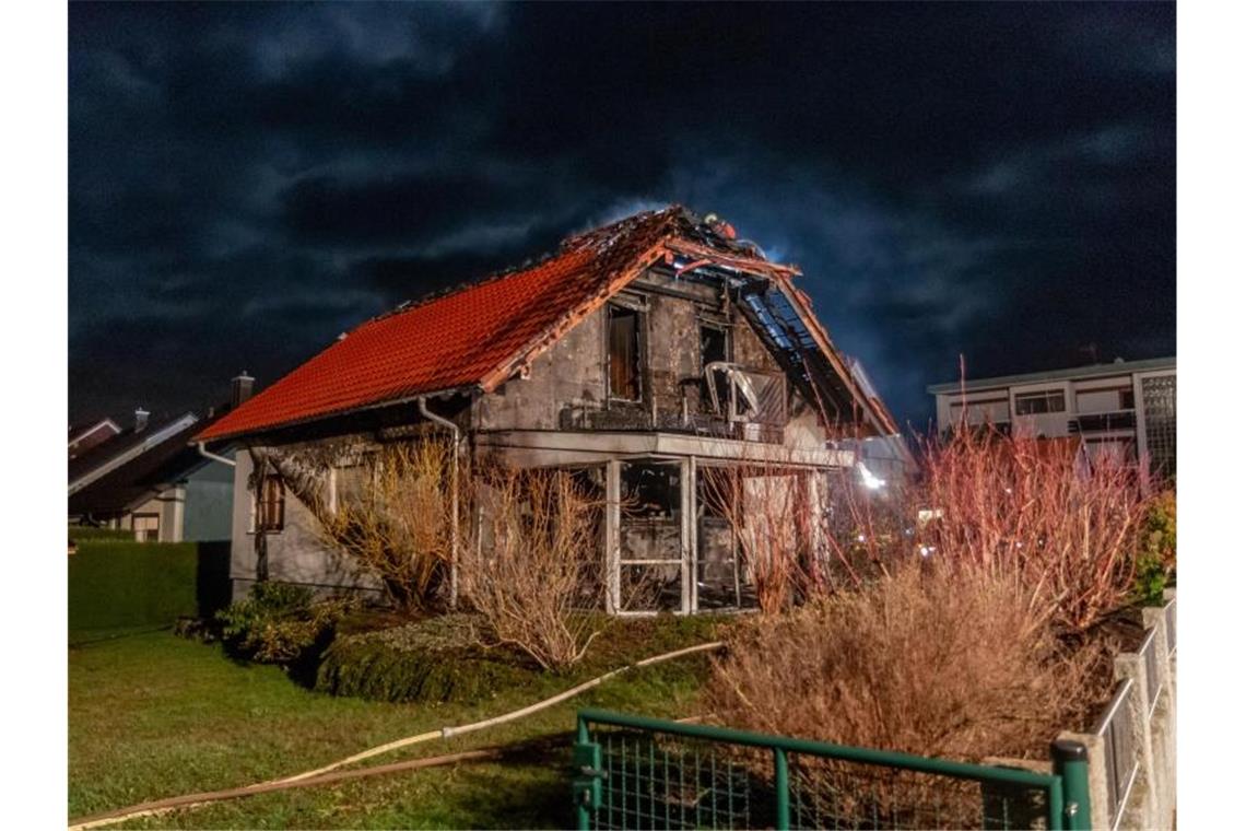 Brand in Einfamilienhaus: 150 000 Euro Schaden Einsatzkräfte der Feuerwehr versuchen einen Wohnhausbrand in Straubenhardt zu löschen. Foto: Aaron Klewer/Einsatz-Report24/dpa