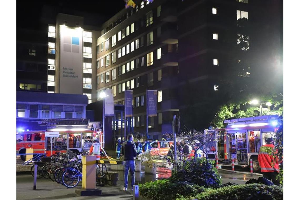 Ein Toter und viele Verletzte bei Klinikbrand in Düsseldorf Einsatzkräfte der Feuerwehr vor dem Krankenhaus in Düseldorf. Foto: Sascha Rixkens