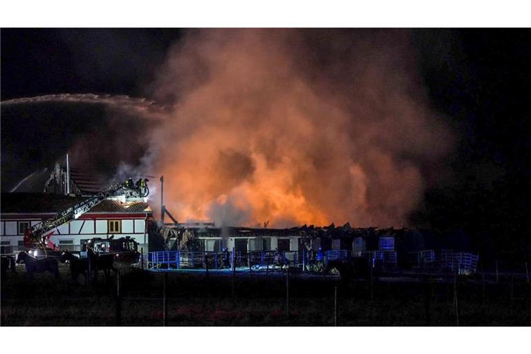 Einsatzkräfte der Feurwehr löschen einen Brand auf einer landwirtschaftlichen Anlage. Ein Großbrand auf einer landwirtschaftlichen Anlage in Tübingen sorgt aktuell für einen Feuerwehreinsatz. Wie ein Sprecher der Polizei sagte, steht unter anderem eine Reitanlage in Flammen.