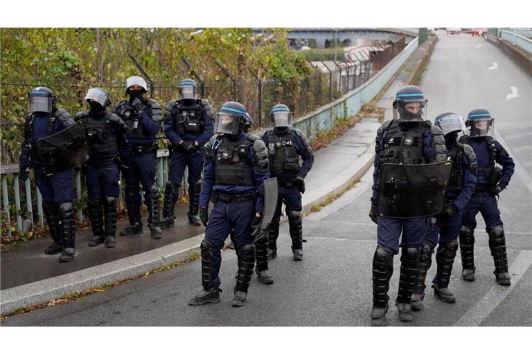 Einsatzkräfte der französischen Bereitschaftspolizei blockieren eine Zufahrt zur Stadtautobahn Périphérique (Archivbild).