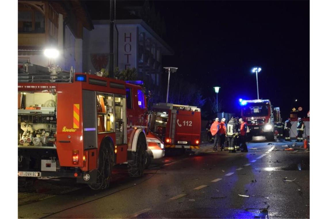 Einsatzkräfte der Freiwilligen Feuerwehr sichern die Unfallstelle in Luttach. Foto: Freiwillige Feuerwehr Luttach/dpa
