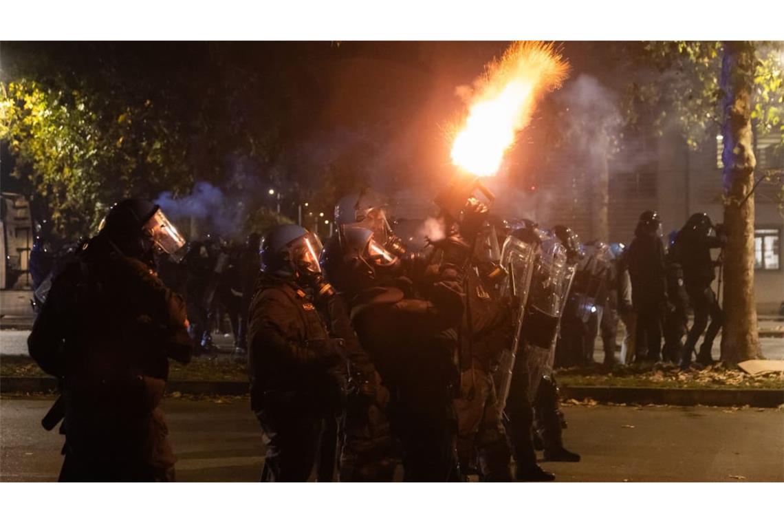 Einsatzkräfte der italienischen Polizei während einer Demonstration in Turin.